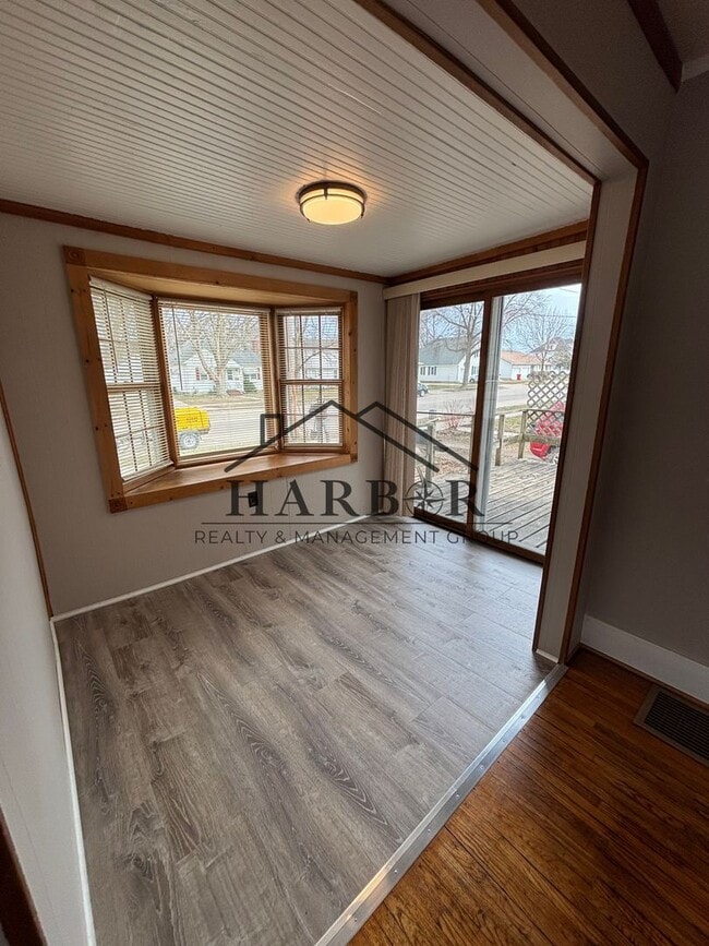 Photo - 800 8th Ave SE