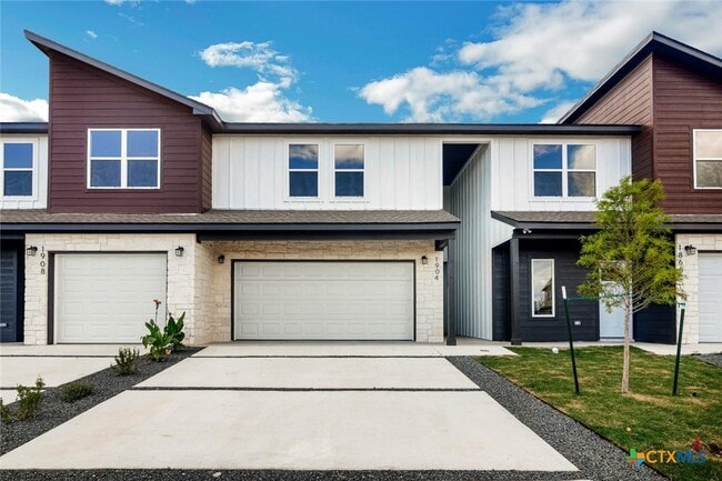 Building Photo - 1904 Royal Loop