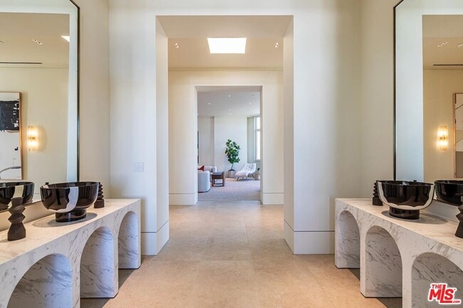 Building Photo - 455 N Palm Dr Unit PH