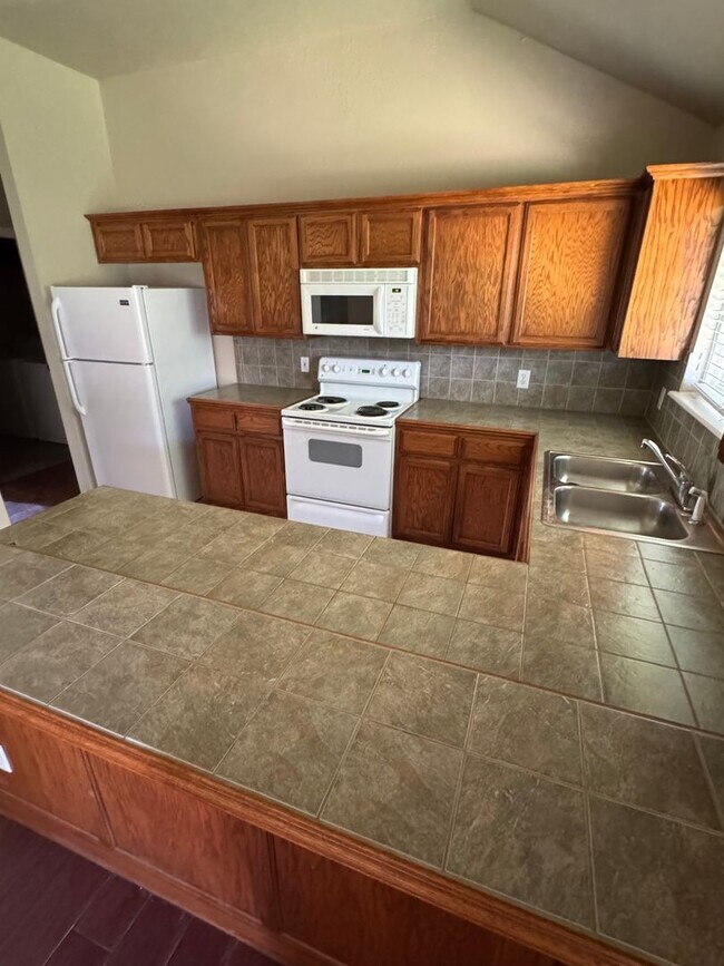 Photo - 3 bedroom 2 bath home close to campus