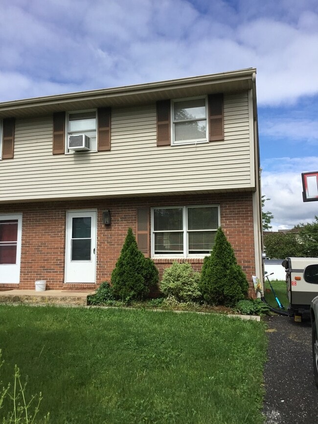 Building Photo - 413 S Plum St