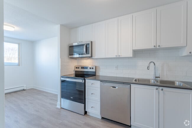 2BR, 1BA - 905SF - Kitchen - 139 Christopher Drive, 205 Champlain Blvd, 215 Champlain Blvd