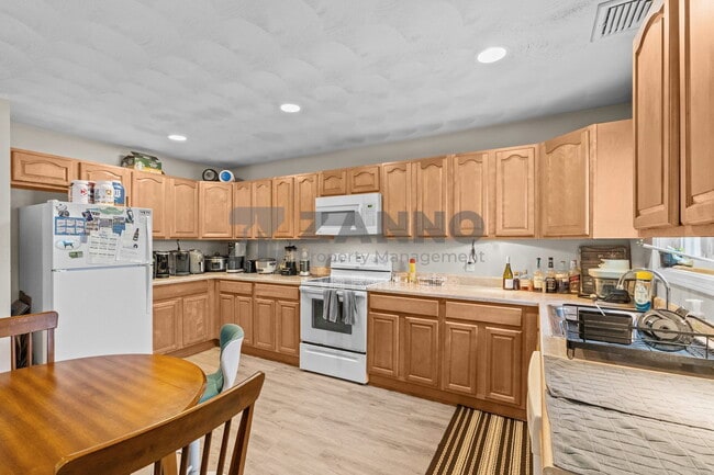 Photo - 498 Park Ave