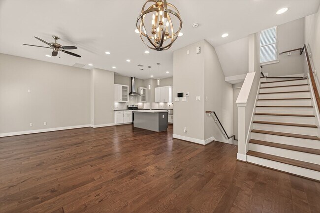 Photo - 2010 St Charles St