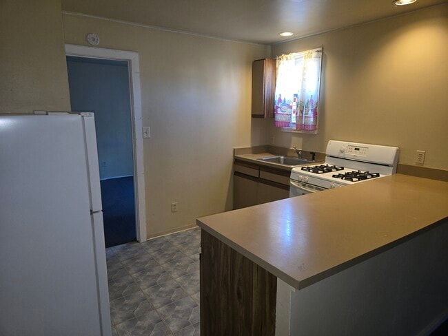 Building Photo - 150 Forest Ave Unit Lower