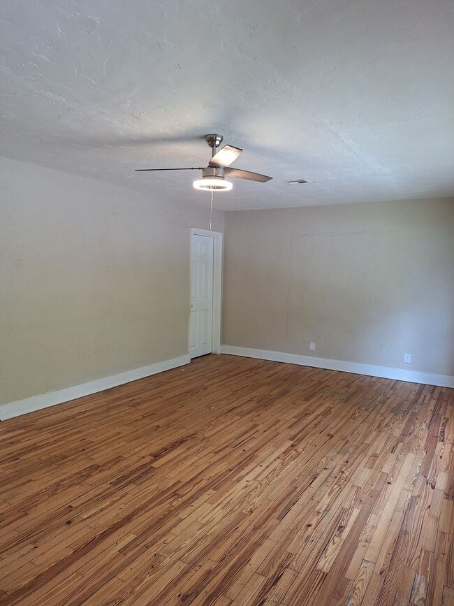 Photo - To schedule a Showing or Submit an Applica... Unidad 2533