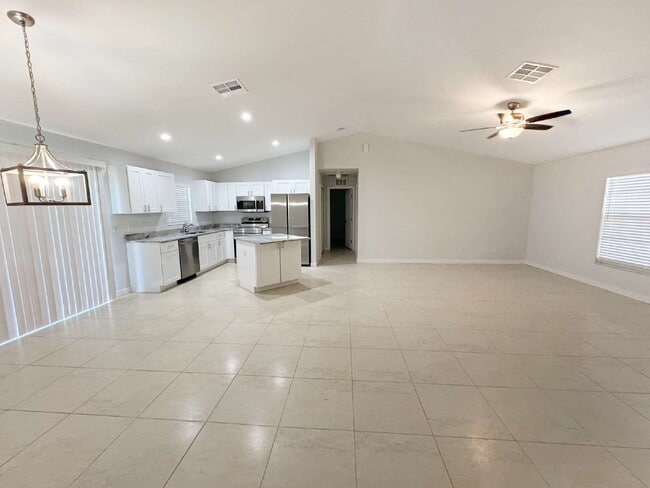 Photo - 210 Manatee St
