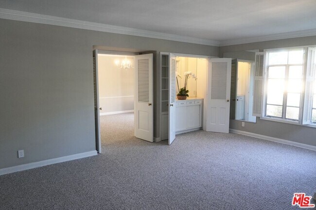 Photo - 951 Masselin Ave