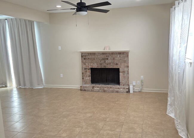 Building Photo - 48 Carriage Ln Unit A Rental