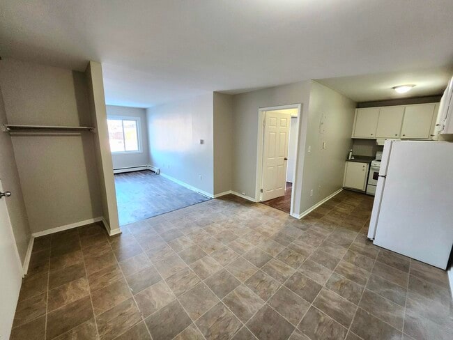 Building Photo - 14 Reading Crescent Unit 7