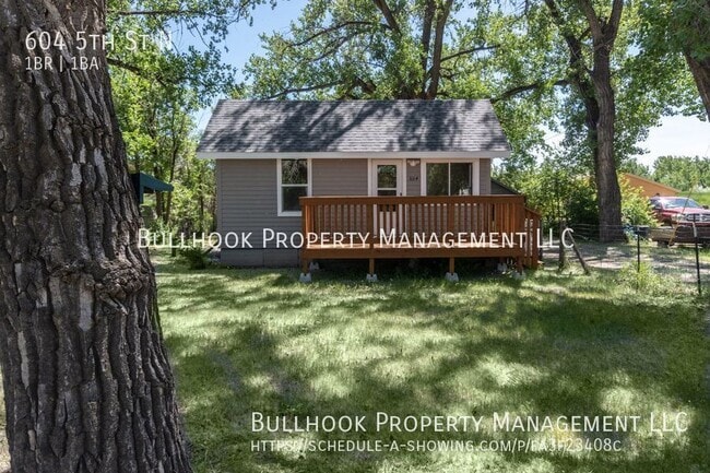 Photo - 604 5th St N House