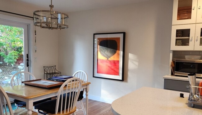 Área de comedor - 8120 Kitamat Way