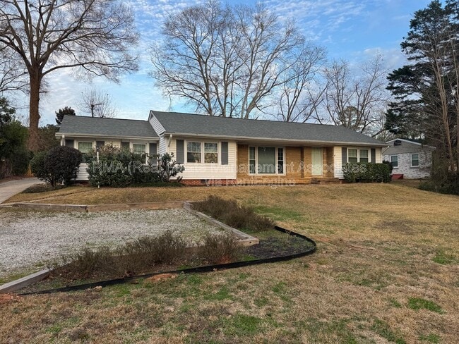 Building Photo - 1122 Maple Dr