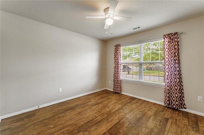 Photo - 530 Lasso Ln