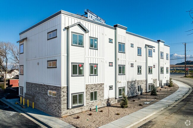 Building - Raintree Apartments