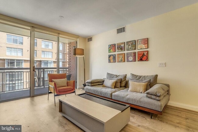 Photo - 1020 N Highland St Unidad 905