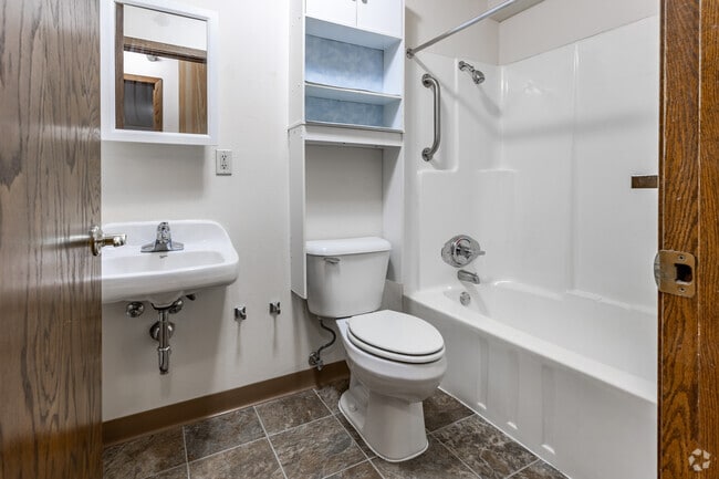 1BR, 1BA - 600SF - Bathroom