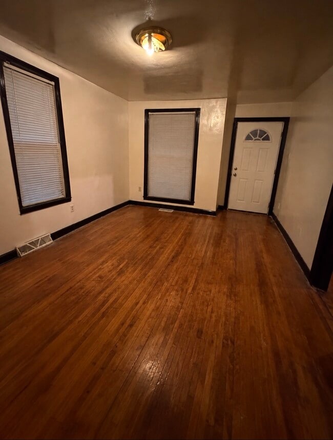 Building Photo - 2512 N 35th St Unit Lower