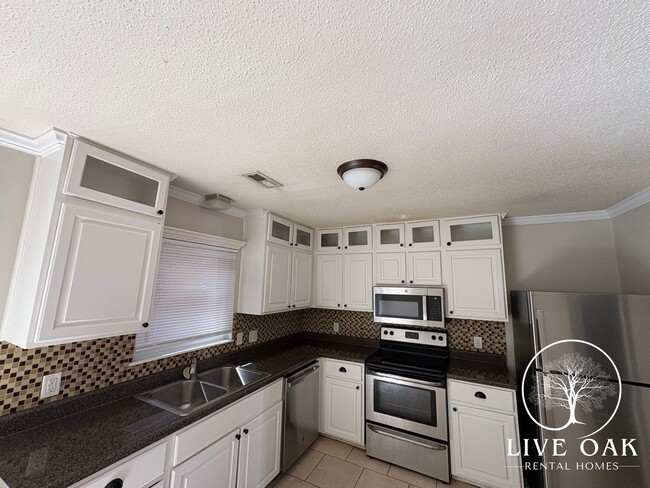 Photo - MOVE IN SPECIAL: $500 OFF 1ST FULL MONTH'S RENT!**