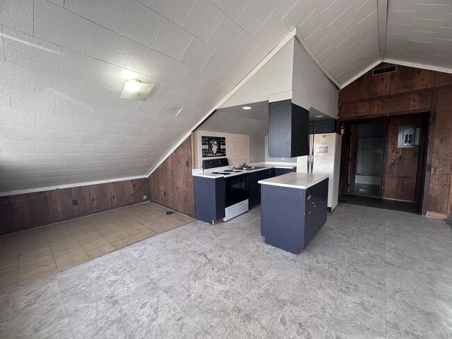 Photo - 208 English-E