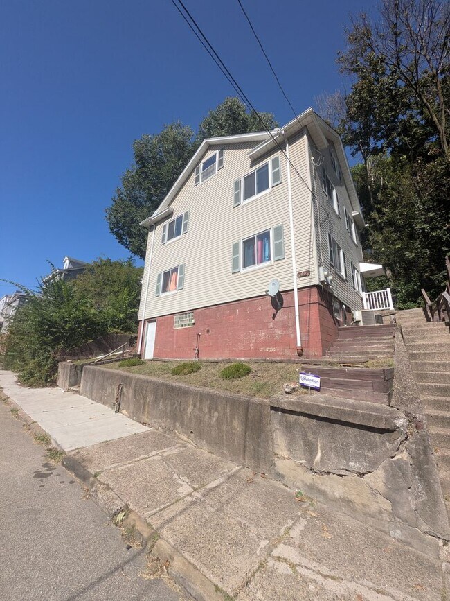 Building Photo - 2404 S 18th St Unit 2