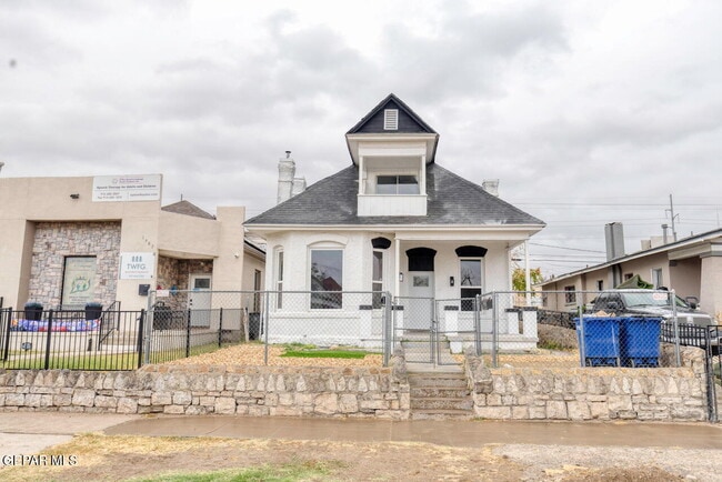 Building Photo - "Charming 2-Bedroom Duplex Retreat on Wyom... Unit A Rental
