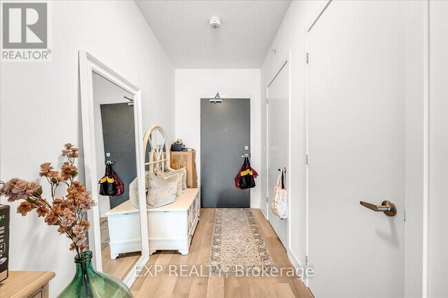 Photo - 5240 Dundas St Unit B318