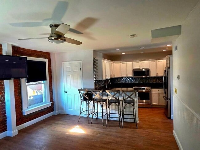 Building Photo - 44 Union St Unit 3