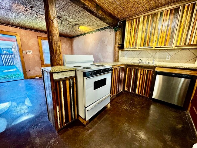 Photo - 557 N Limestone Unit 2