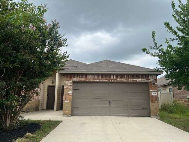 Building Photo - Luxury 3/2 Duplex in NBTX