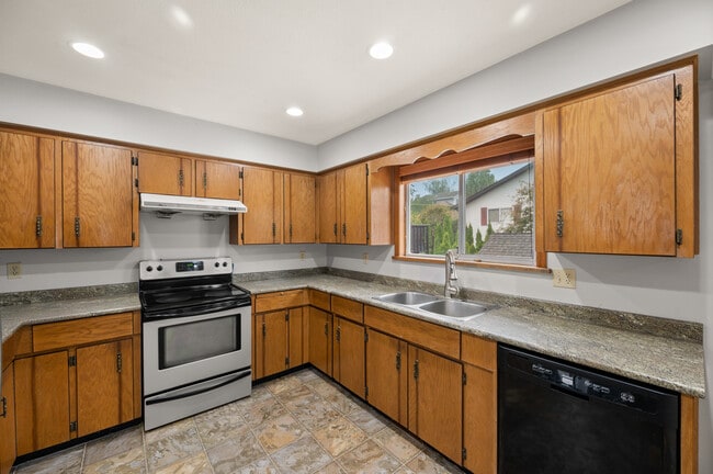 Photo - 3639 Dunsmuir Way