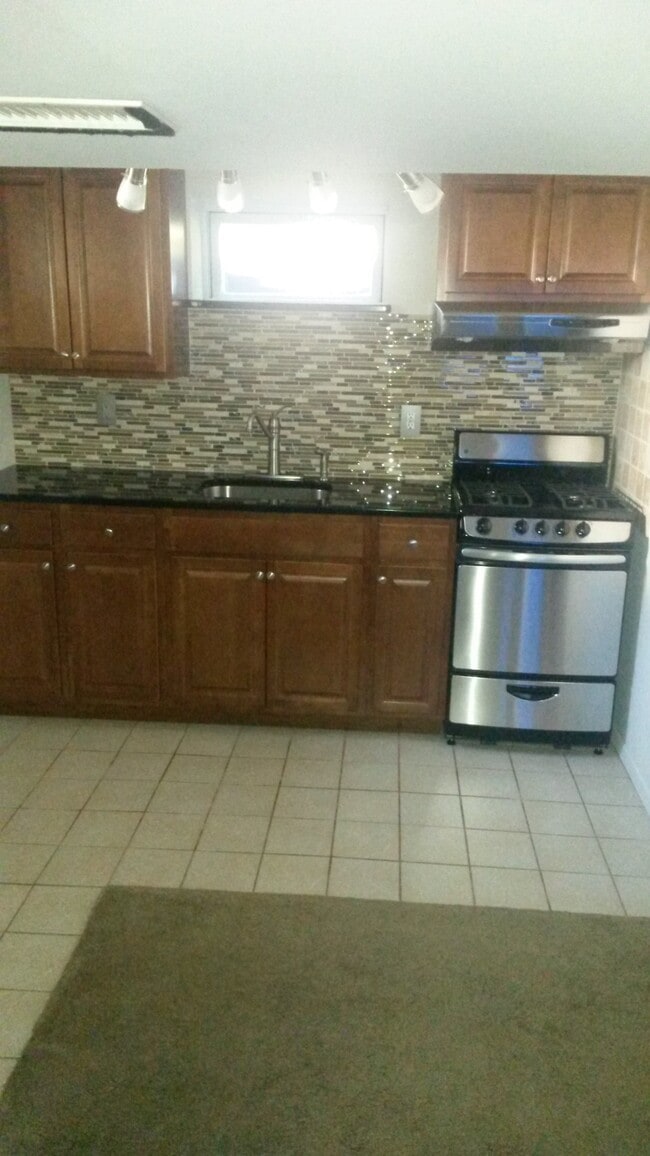 Building Photo - 155 Lenox St Rental