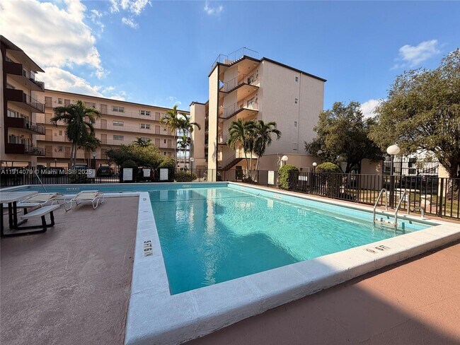 Photo - 1950 W 54th St Unidad 413 Rental