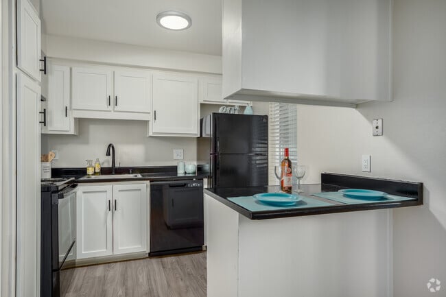 1BR, 1BA - 651SF - Bar