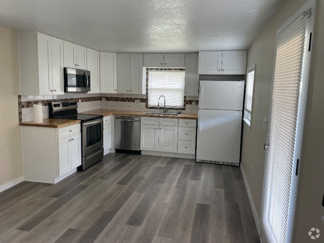 Building Photo - 4569 Fifth Ave Rental