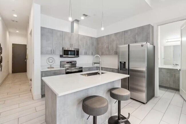 Photo - 1100 Peters St Unidad 404
