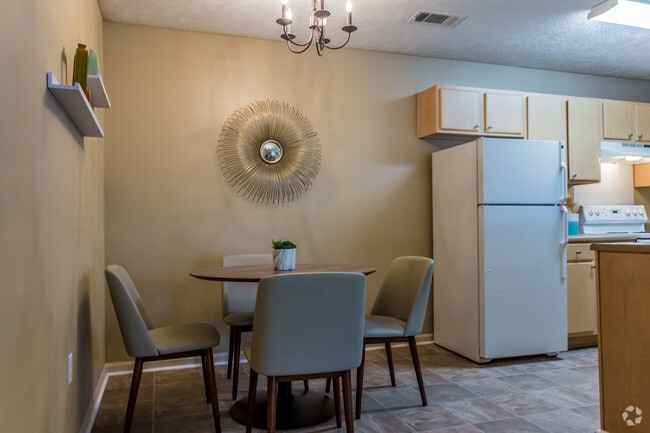 2 BR, 2 BA - 1099 SF - Dining Room - Covington Park