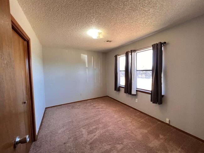 Photo - 928 N County Line Rd Townhome