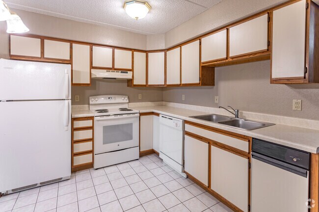 2BR, 1BA - 900SF