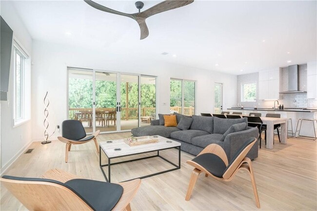 Photo - 562 Rankin St NE