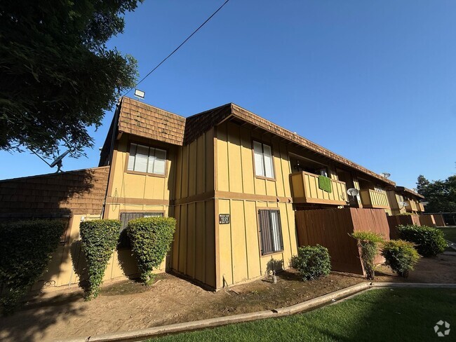 Building Photo - Downstairs 2 bedroom, 1 bathroom condo loc...
