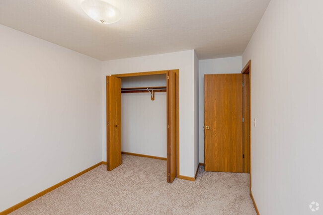 3BR, 1.5BA - 1,950SF - Timberbrook Court Townhouses