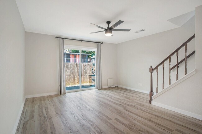 Photo - 618 W Collins St