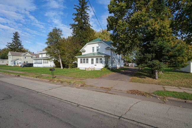 Photo - 568 W Main St