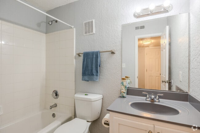 1BR, 1BA - 818SF - Bathroom