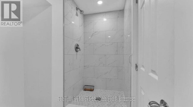 Photo - 413 Main St S