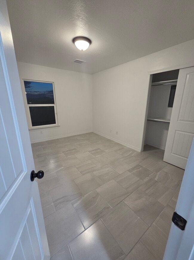 Room #1 - 13101 Lopez Rd Unit C