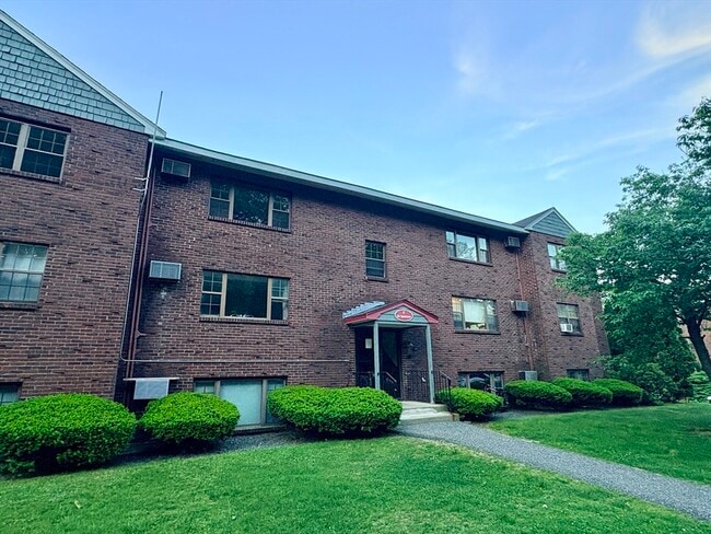 Building Photo - 23 Spencer Rd Unit 18F