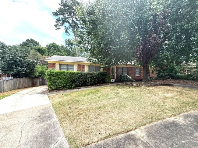 Building Photo - ** 3 Bed 1 Bath located in Hillwood Club o... Rental