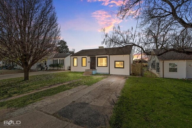 Photo - 2400 Broadway Dr